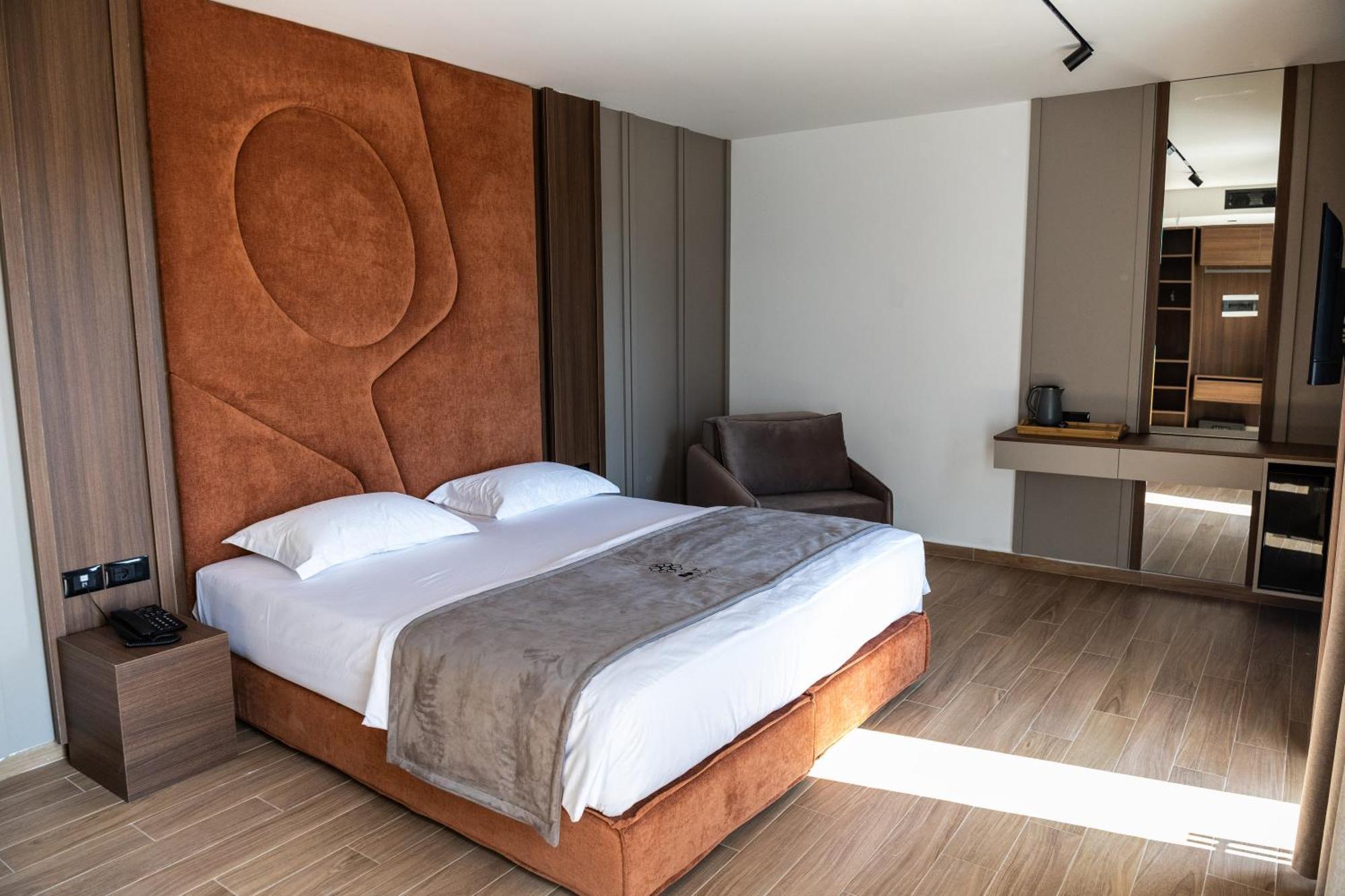 Bolt Boutique Hotel Лежа Екстер'єр фото