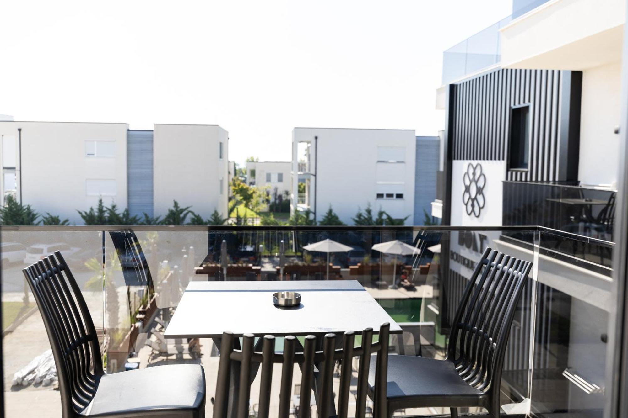 Bolt Boutique Hotel Лежа Екстер'єр фото