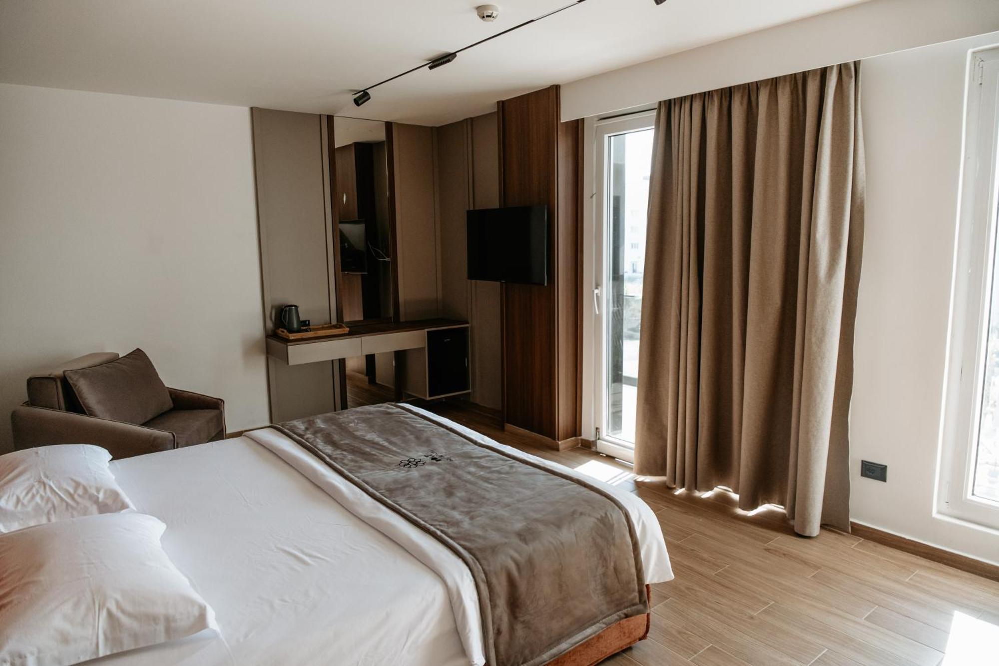 Bolt Boutique Hotel Лежа Екстер'єр фото